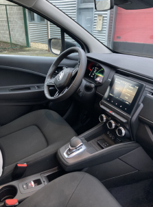 Habitacle d’une voiture électrique Renault Zoé, équipée pour un confort moderne et connecté avec Mobil’Ethic